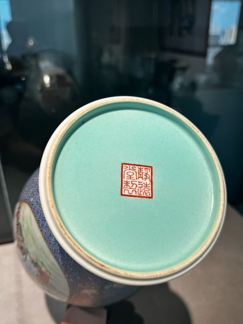 古玩陶瓷藍地粉彩三開窗人物薄胎觀音瓶
真品鑒賞圖