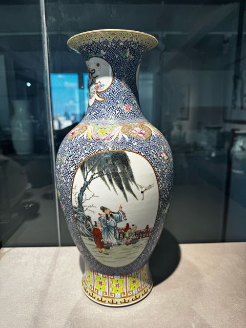 古玩陶瓷藍地粉彩三開窗人物薄胎觀音瓶
真品鑒賞圖