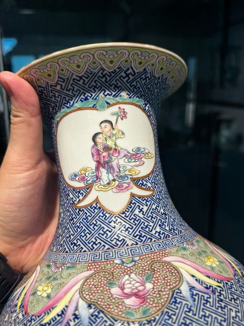 古玩陶瓷藍地粉彩三開窗人物薄胎觀音瓶
真品鑒賞圖