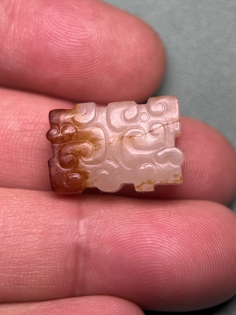 古玩玉器戰國白玉紅沁龍紋勒子真品鑒賞圖