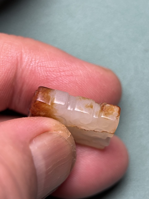 古玩玉器戰國白玉紅沁龍紋勒子真品鑒賞圖