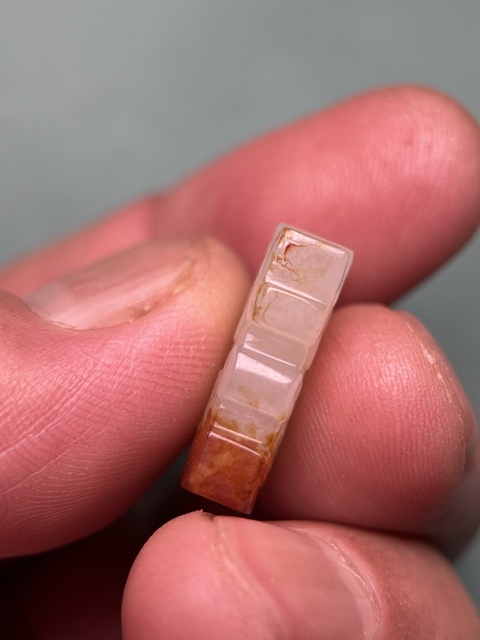 古玩玉器戰國白玉紅沁龍紋勒子真品鑒賞圖