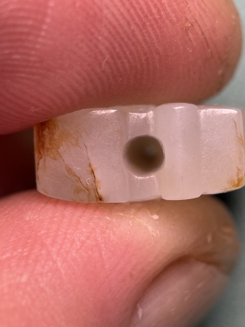 古玩玉器戰國白玉紅沁龍紋勒子真品鑒賞圖