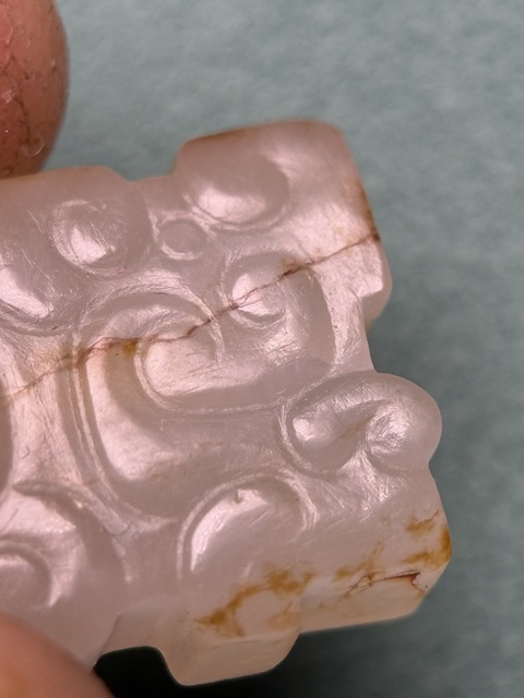 古玩玉器戰國白玉紅沁龍紋勒子真品鑒賞圖