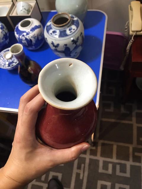 古玩陶瓷郎紅釉撇口瓶真品鑒賞圖
