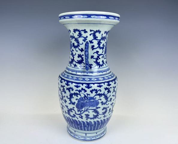 古玩陶瓷清中期·青花花卉雙耳盤口瓶真品鑒賞圖