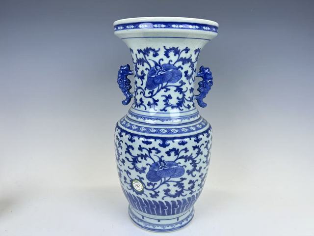 古玩陶瓷清中期·青花花卉雙耳盤口瓶真品鑒賞圖