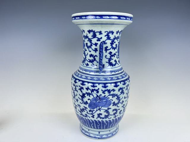 古玩陶瓷清中期·青花花卉雙耳盤口瓶真品鑒賞圖