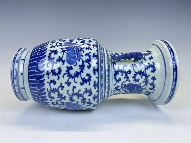 古玩陶瓷清中期·青花花卉雙耳盤口瓶真品鑒賞圖