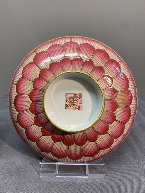 古玩陶瓷粉彩蓮花紋蓋碗真品鑒賞圖