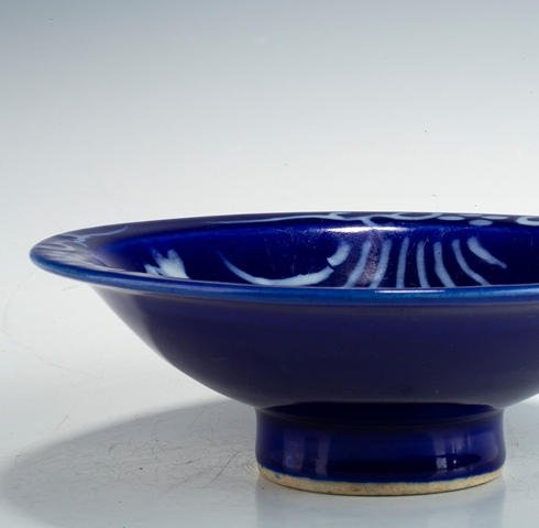 古玩陶瓷藍釉玻璃白花卉紋高足碗真品鑒賞圖