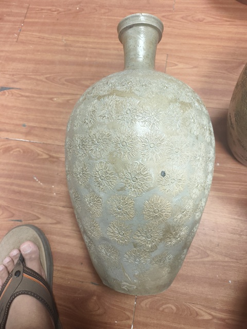 古玩陶瓷青釉印花瓶真品鑒賞圖