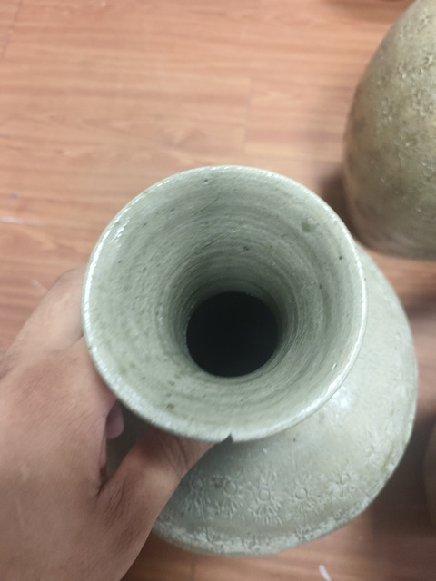 古玩陶瓷青釉印花瓶真品鑒賞圖