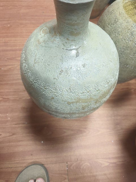 古玩陶瓷青釉印花瓶真品鑒賞圖