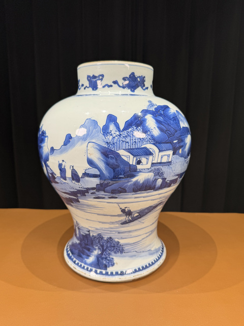 古玩陶瓷人物山水紋青花將軍罐真品鑒賞圖