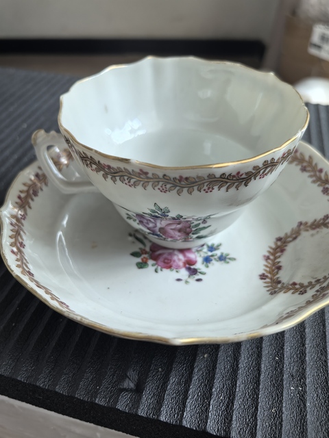 古玩陶瓷乾隆廣彩花卉杯碟真品鑒賞圖