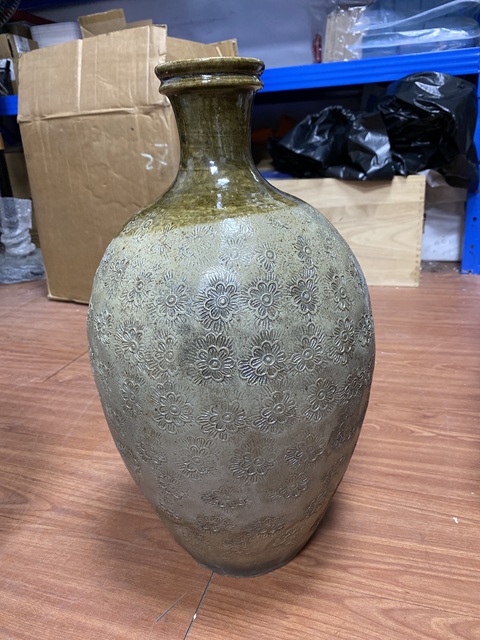 古玩陶瓷青釉印花瓶真品鑒賞圖