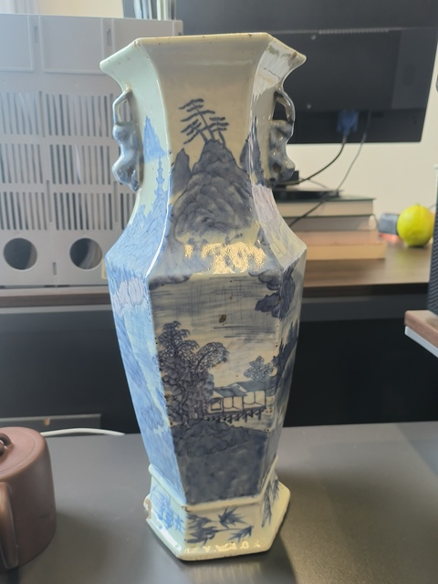 古玩陶瓷青花山水人物紋六方瓶真品鑒賞圖
