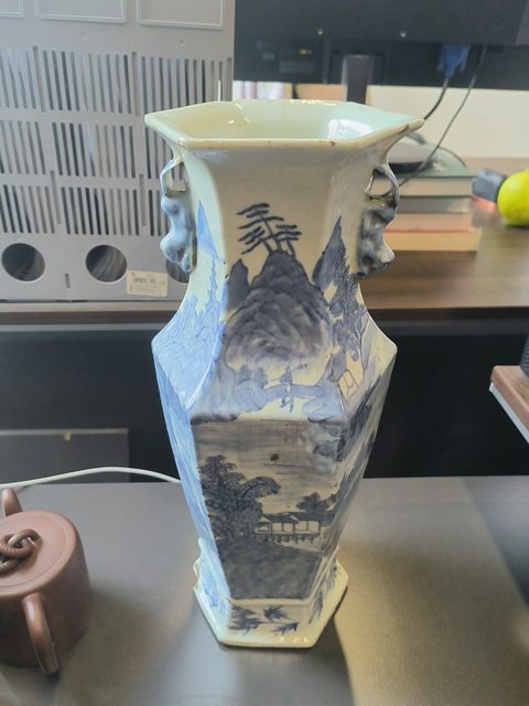 古玩陶瓷青花山水人物紋六方瓶真品鑒賞圖