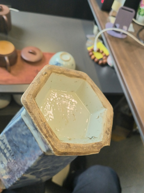 古玩陶瓷青花山水人物紋六方瓶真品鑒賞圖