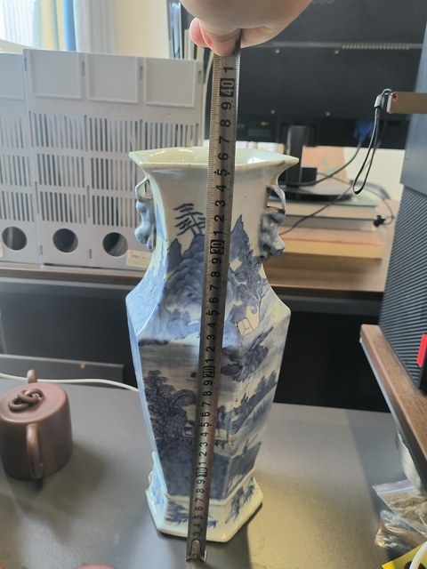 古玩陶瓷青花山水人物紋六方瓶真品鑒賞圖
