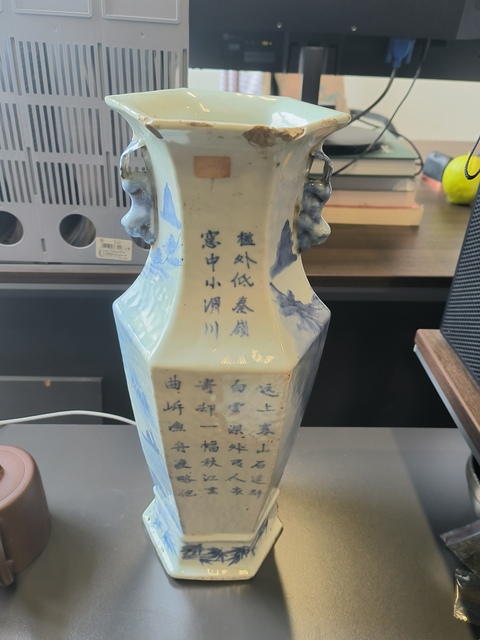 古玩陶瓷青花山水人物紋六方瓶真品鑒賞圖