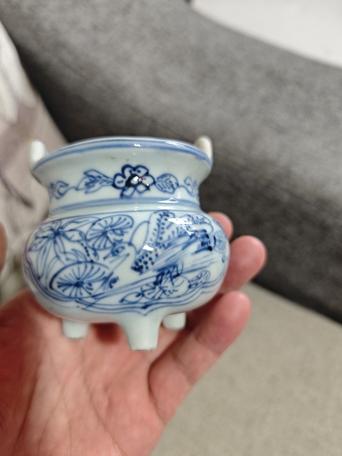 古玩陶瓷鐵線描花卉紋三足沖天耳青花香爐真品鑒賞圖