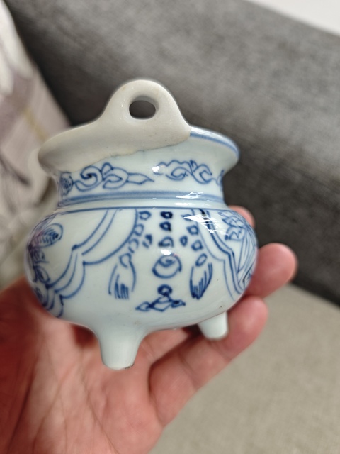 古玩陶瓷鐵線描花卉紋三足沖天耳青花香爐真品鑒賞圖