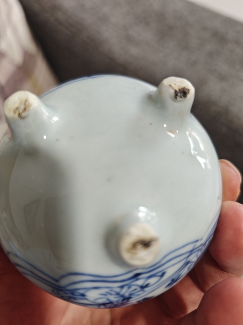 古玩陶瓷鐵線描花卉紋三足沖天耳青花香爐真品鑒賞圖