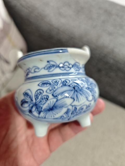 古玩陶瓷鐵線描花卉紋三足沖天耳青花香爐真品鑒賞圖