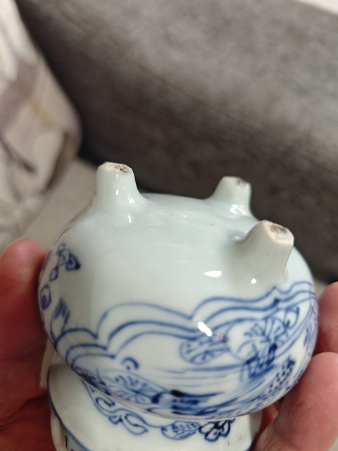 古玩陶瓷鐵線描花卉紋三足沖天耳青花香爐真品鑒賞圖
