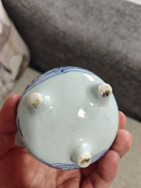 古玩陶瓷鐵線描花卉紋三足沖天耳青花香爐真品鑒賞圖