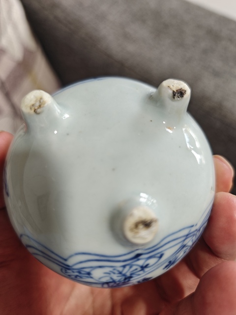 古玩陶瓷鐵線描花卉紋三足沖天耳青花香爐真品鑒賞圖