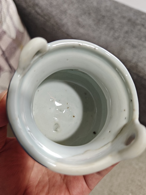古玩陶瓷鐵線描花卉紋三足沖天耳青花香爐真品鑒賞圖
