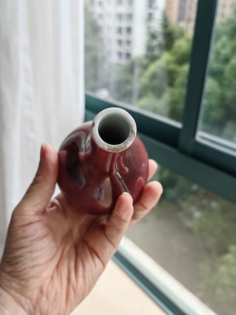 古玩陶瓷霽紅釉膽瓶真品鑒賞圖
