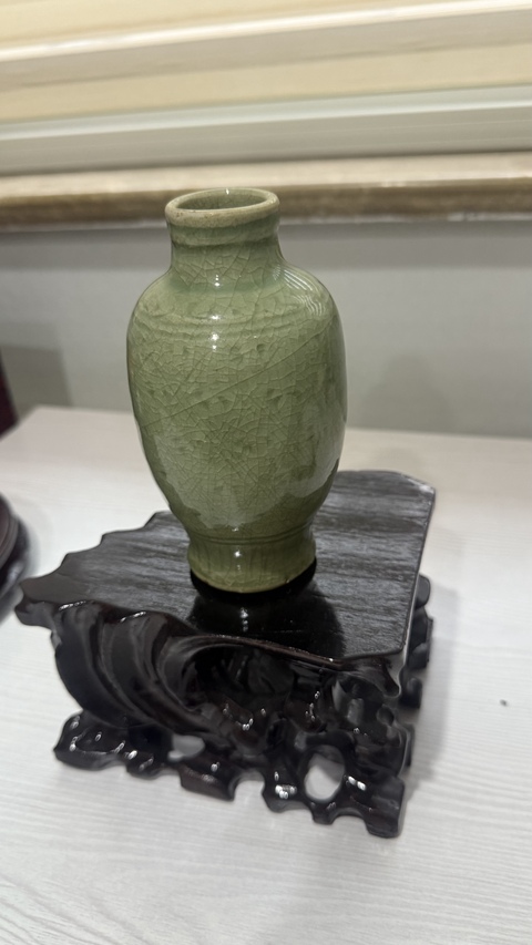 古玩陶瓷龍泉青瓷刻花橄欖瓶真品鑒賞圖