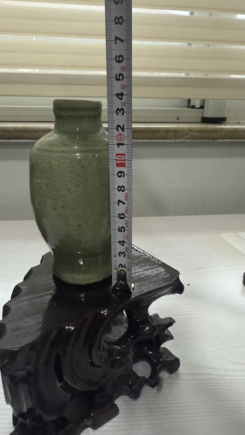 古玩陶瓷龍泉青瓷刻花橄欖瓶真品鑒賞圖