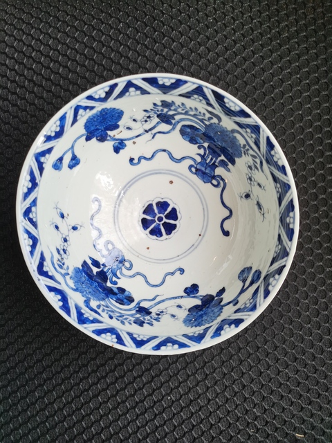 古玩陶瓷米黃釉青花花卉紋大碗真品鑒賞圖