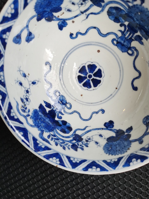 古玩陶瓷米黃釉青花花卉紋大碗真品鑒賞圖