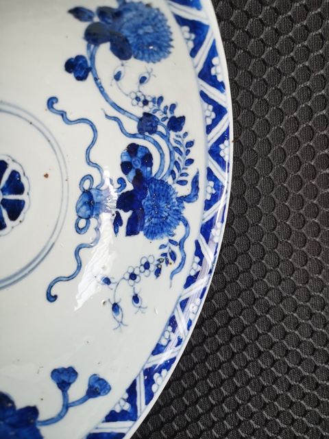 古玩陶瓷米黃釉青花花卉紋大碗真品鑒賞圖