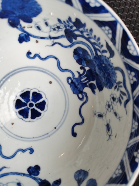 古玩陶瓷米黃釉青花花卉紋大碗真品鑒賞圖