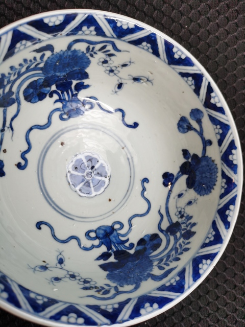 古玩陶瓷米黃釉青花花卉紋大碗真品鑒賞圖