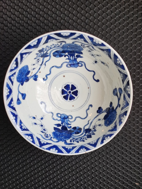 古玩陶瓷米黃釉青花花卉紋大碗真品鑒賞圖