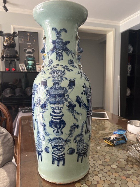 古玩陶瓷清中晚·豆青釉青花博古紋獅耳大瓶 真品鑒賞圖