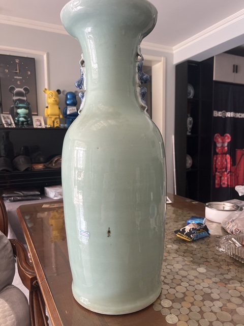 古玩陶瓷清中晚·豆青釉青花博古紋獅耳大瓶 真品鑒賞圖