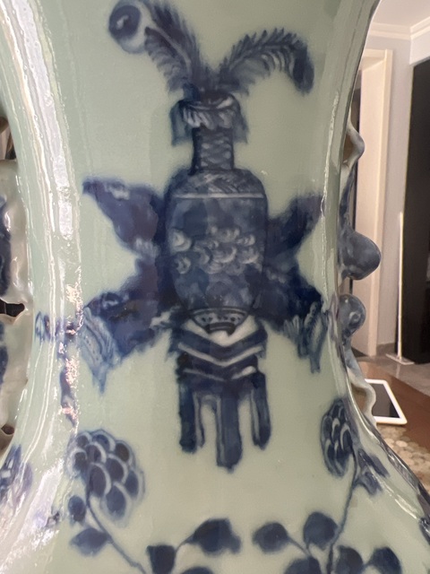 古玩陶瓷清中晚·豆青釉青花博古紋獅耳大瓶 真品鑒賞圖