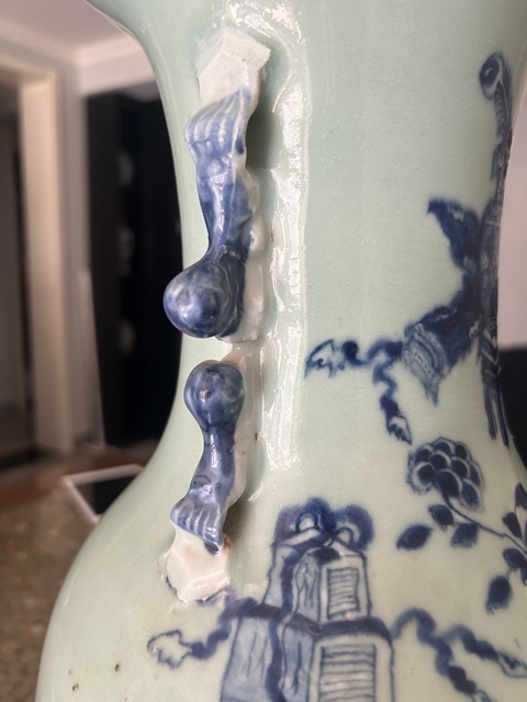 古玩陶瓷清中晚·豆青釉青花博古紋獅耳大瓶 真品鑒賞圖