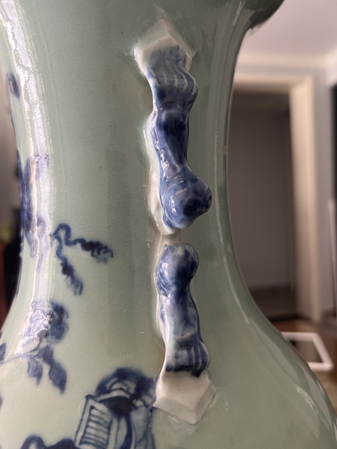 古玩陶瓷清中晚·豆青釉青花博古紋獅耳大瓶 真品鑒賞圖