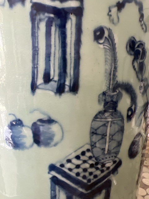 古玩陶瓷清中晚·豆青釉青花博古紋獅耳大瓶 真品鑒賞圖