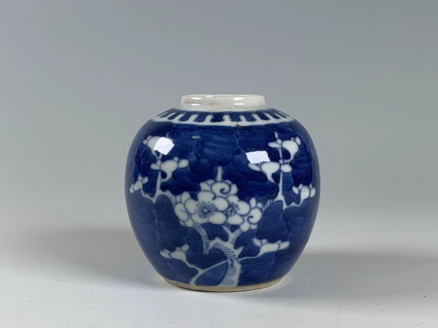 古玩陶瓷清晚期·青花留白冰梅紋罐真品鑒賞圖